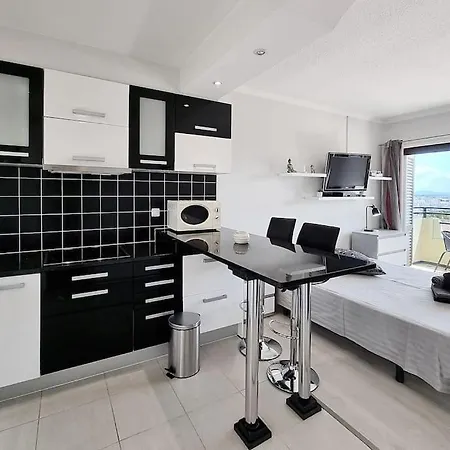 Blue Sea Apartment *
